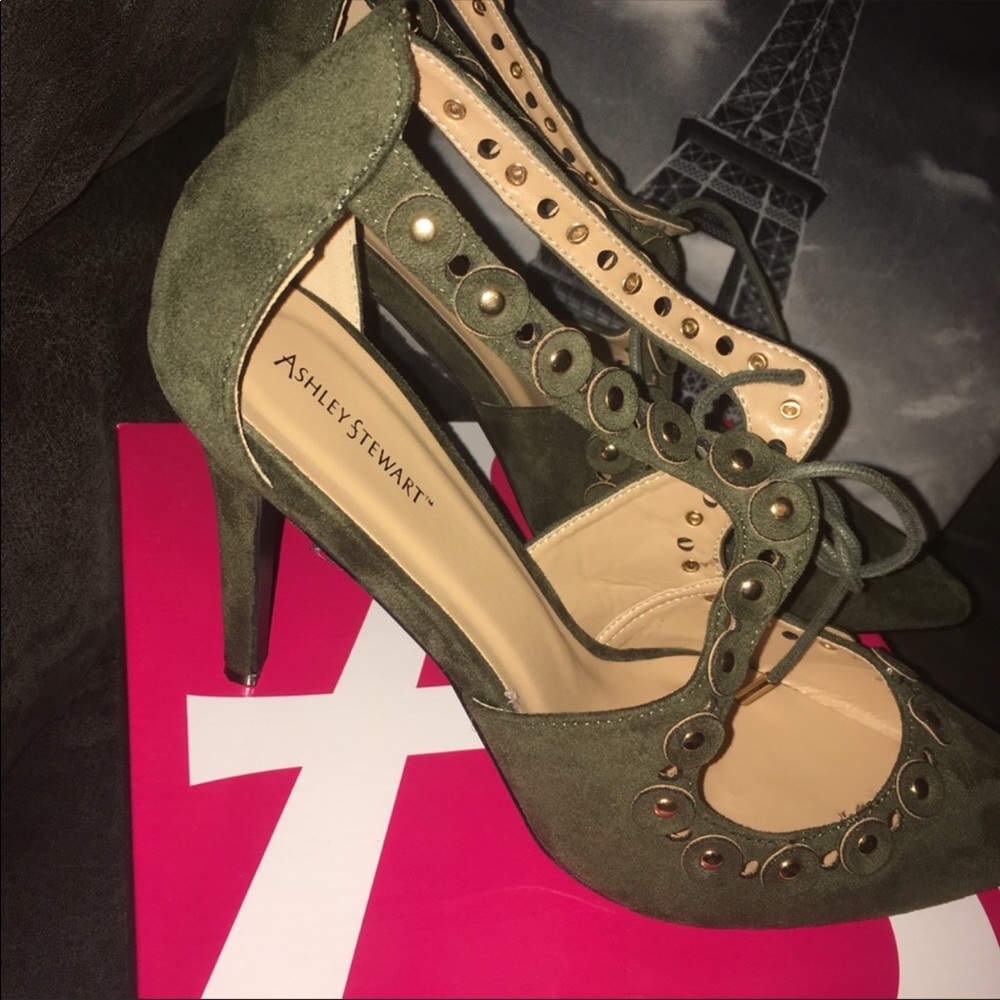 NEW Ashley Stewart closed toe heel